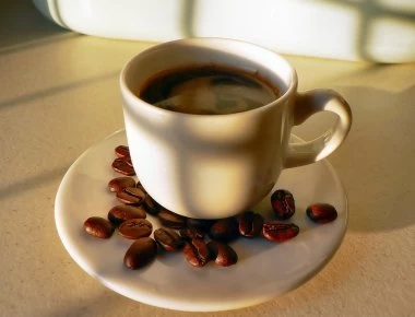 Καφεΐνη: Σε ποιες τροφές βρίσκεται κρυμμένη και πώς δρα